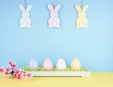 Boyalı yumurta ve Paskalya tavşanı yaratıcı Paskalya kompozisyonu.