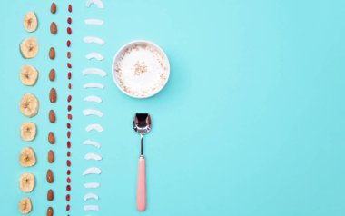 Çilek ve nane arka plan, kopya alanı üzerinde fındık ile Kahvaltı.