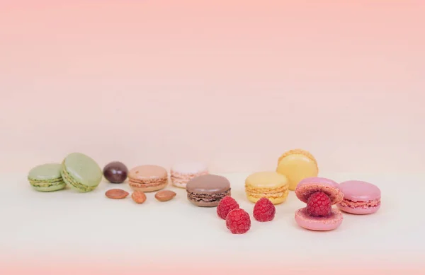 Tort macaroon francez macaroane ca o coajă cu perlă de zmeură . — Fotografie, imagine de stoc