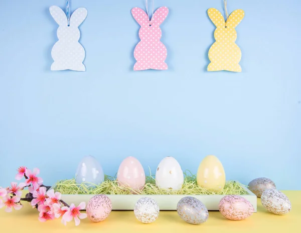 Composición creativa de Pascua con huevos pintados y conejito de Pascua . —  Fotos de Stock