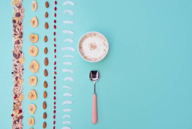 Çilek ve nane arka plan, kopya alanı üzerinde fındık ile Kahvaltı.