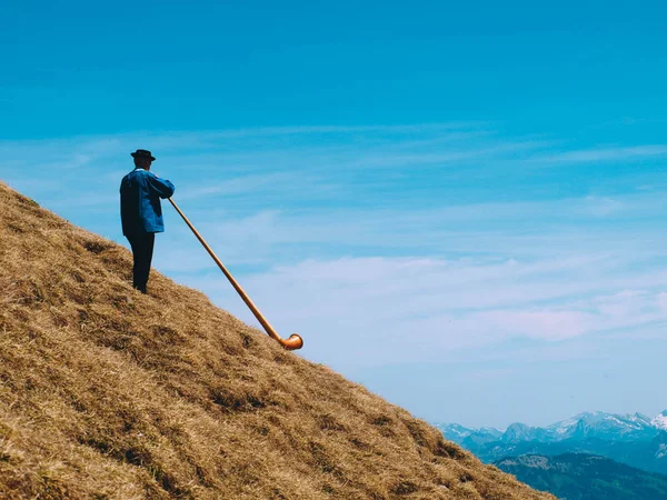 Musikern blåser alphorn — Stockfoto