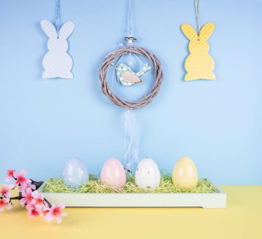 Boyalı yumurta ve Paskalya tavşanı yaratıcı Paskalya kompozisyonu.