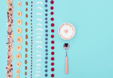 Çilek ve nane arka plan, kopya alanı üzerinde fındık ile Kahvaltı.