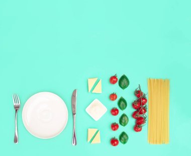 İtalyan makarna domates, rendelenmiş parmesan ve fesleğen ile.
