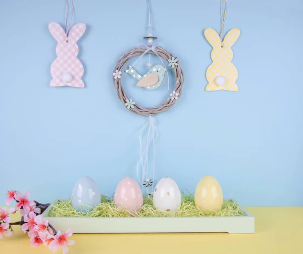 Kreativní velikonoční složení s malovaná vajíčka a Velikonoční zajíček. — Stock fotografie