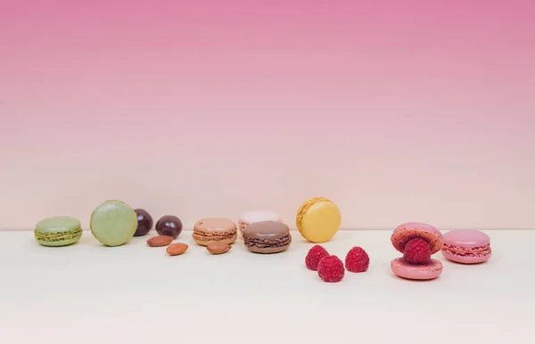 Tort macaroon francez macaroane ca o coajă cu perlă de zmeură . — Fotografie, imagine de stoc