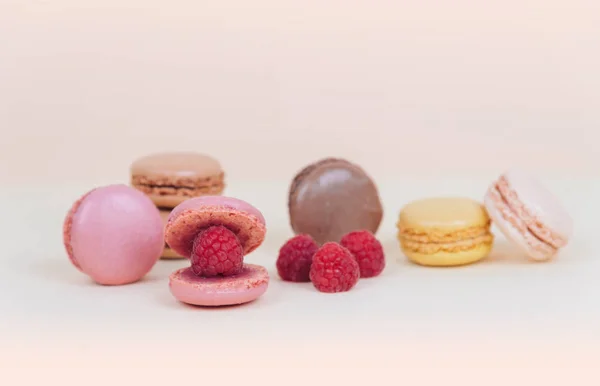 Tort macaroon francez macaroane ca o coajă cu perlă de zmeură . — Fotografie, imagine de stoc