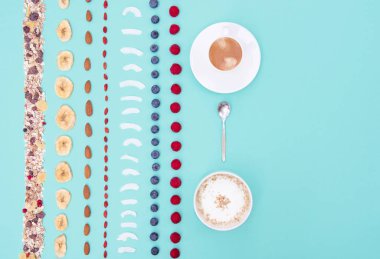 Çilek ve nane arka plan, kopya alanı üzerinde fındık ile Kahvaltı.