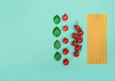 İtalyan makarna domates, rendelenmiş parmesan ve fesleğen ile.