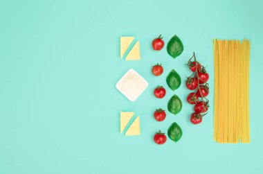 İtalyan makarna domates, rendelenmiş parmesan ve fesleğen ile.