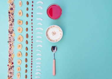 Çilek ve nane arka plan, kopya alanı üzerinde fındık ile Kahvaltı.