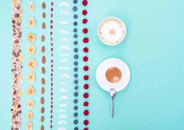 Çilek ve nane arka plan, kopya alanı üzerinde fındık ile Kahvaltı.