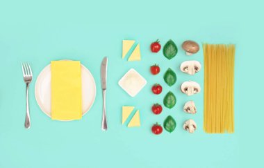 İtalyan makarna domates, rendelenmiş parmesan ve fesleğen ile.