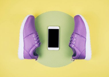 Düz spor ayakkabı, smartphone atış yatıyordu.