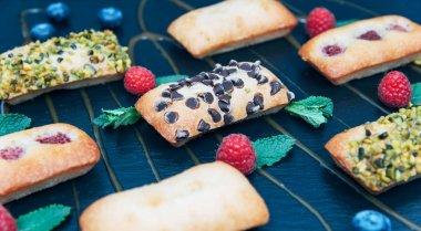 Nane ve çilek vegan kek dekore edilmiş.