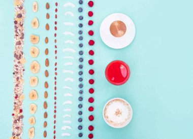 Çilek ve nane arka plan, kopya alanı üzerinde fındık ile Kahvaltı.