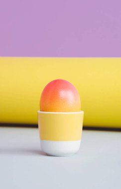 Paskalya yumurtaları pastel arka plan üzerinde.