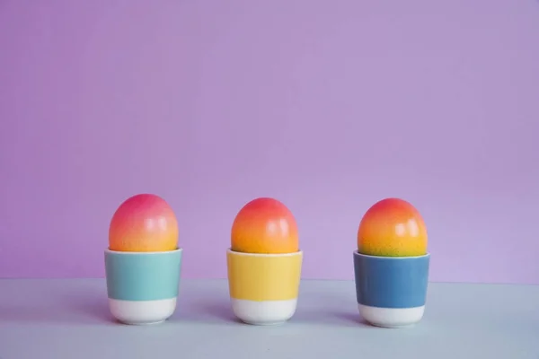 Huevos de Pascua sobre fondo pastel . — Foto de Stock