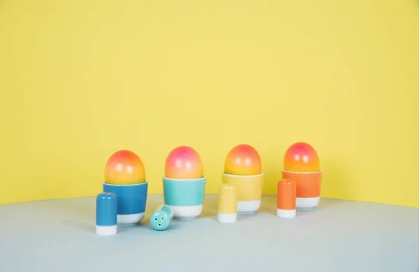 Huevos de Pascua sobre fondo pastel . — Foto de Stock