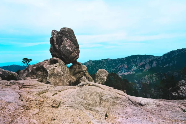 Καταπληκτική θέα των ταλαντευόμενος πέτρα στα βουνά. — Φωτογραφία Αρχείου