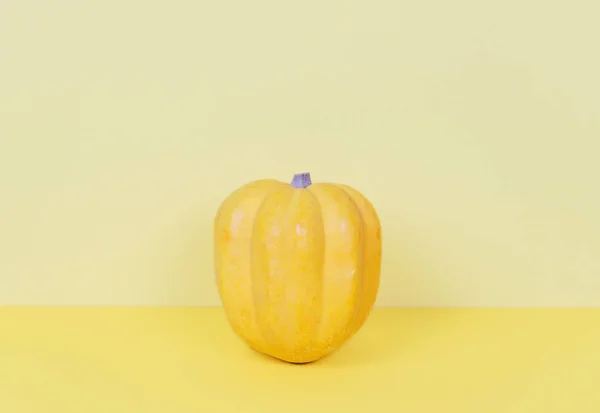 Yellow pumpkin on pastel yellow background. — Stock Photo, Image