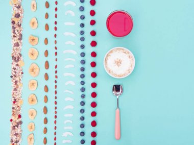 Çilek ve nane arka plan, kopya alanı üzerinde fındık ile Kahvaltı.