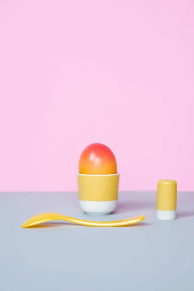 Easter egg op pastel achtergrond. — Stockfoto