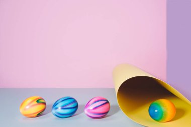 Paskalya yumurtaları pastel arka plan üzerinde.