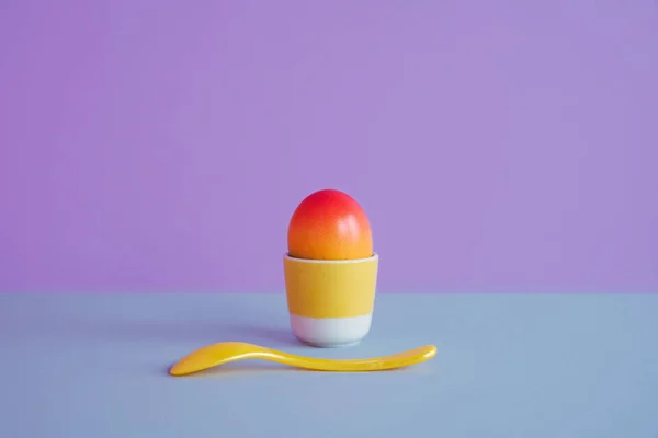 Huevos de Pascua sobre fondo pastel . — Foto de Stock