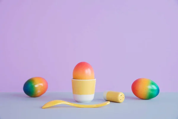Ovos de Páscoa em fundo pastel . — Fotografia de Stock