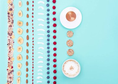 Çilek ve nane arka plan, kopya alanı üzerinde fındık ile Kahvaltı.