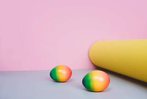 Ovos de Páscoa em fundo pastel . — Fotografia de Stock