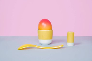 Pastel arka plan üzerinde Paskalya yortusu yumurta.