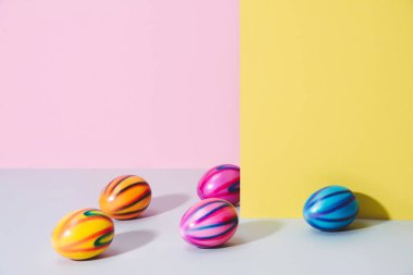 Paskalya yumurtaları pastel arka plan üzerinde.