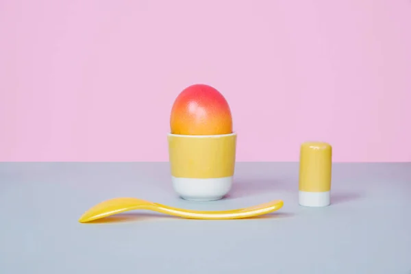 Huevo de Pascua sobre fondo pastel . — Foto de Stock