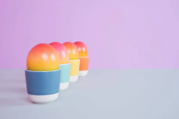 Ovos de Páscoa em fundo pastel . — Fotografia de Stock