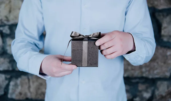 Male hands holding a gift. — Stock Photo, Image