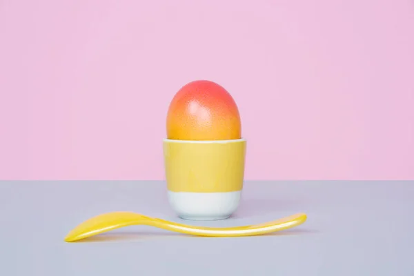 Ovos de Páscoa em fundo pastel . — Fotografia de Stock
