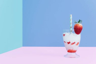 Milkshake saman ve çilek ile.