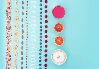 Çilek ve nane arka plan, kopya alanı üzerinde fındık ile Kahvaltı.