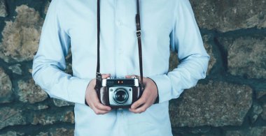 Retro kamera tutan eller.