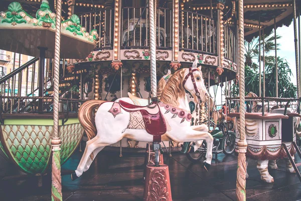 Een ouderwetse carrousel in Nice, Frankrijk. — Stockfoto