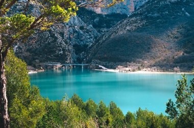 Provence, Fransa St. Croix gölde güzel görünümü.