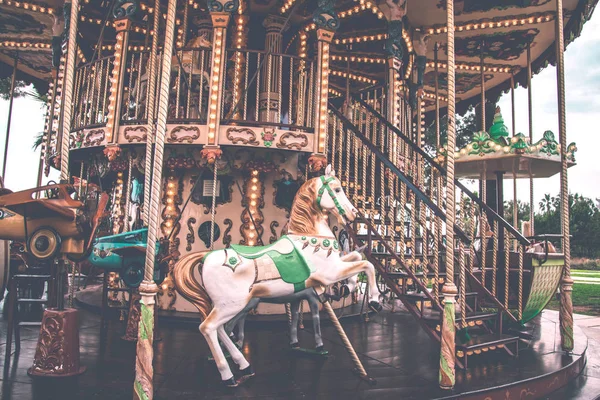 Een ouderwetse carrousel in Nice, Frankrijk. — Stockfoto