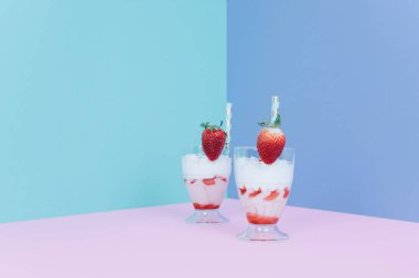 Milkshake saman ve çilek ile.