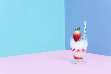 Milkshake saman ve çilek ile.