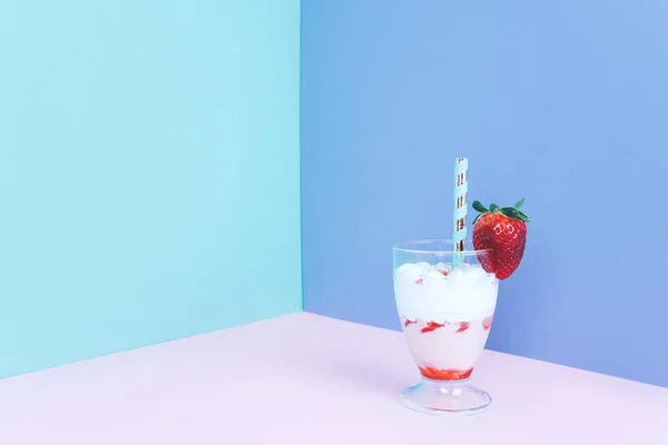 Milkshake with straw and strawberry. — Stock Photo, Image