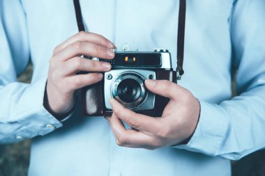 Retro kamera tutan eller.