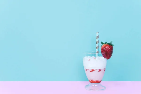 Молочний коктейль з соломою і полуницею . — стокове фото